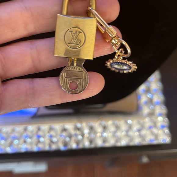 Vintage LV Louis Vuitton Padlock key & lock with chain & charm - Picture 6 of 7